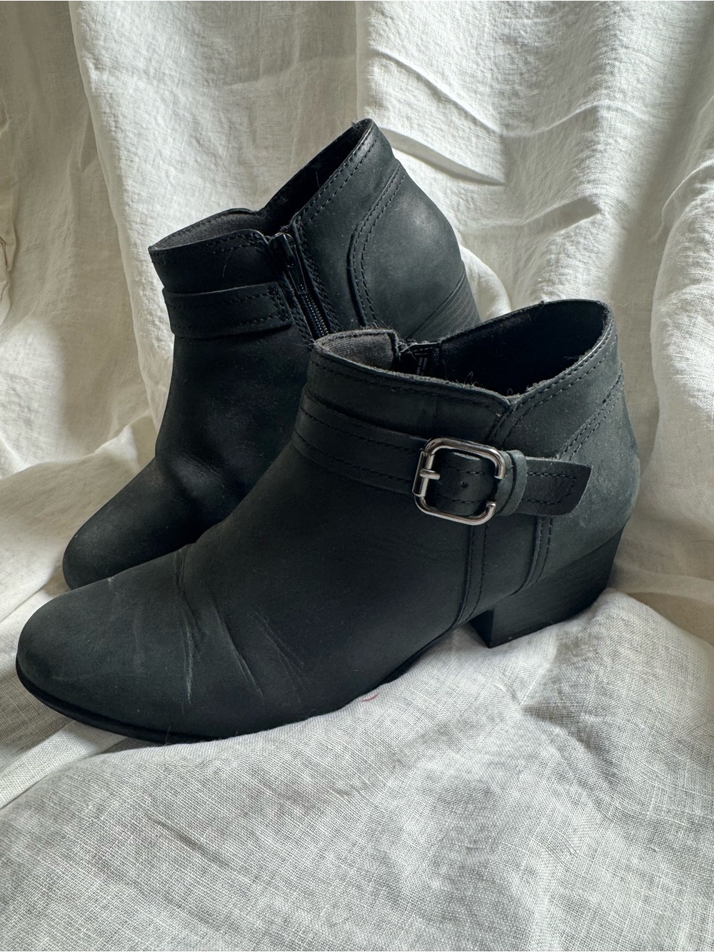 Clark’s Black Suede Ankle Booties Sz 9 Zip Up
